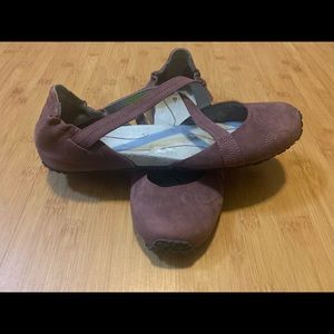Ahnu Shoes Women’s 9 excellent shape